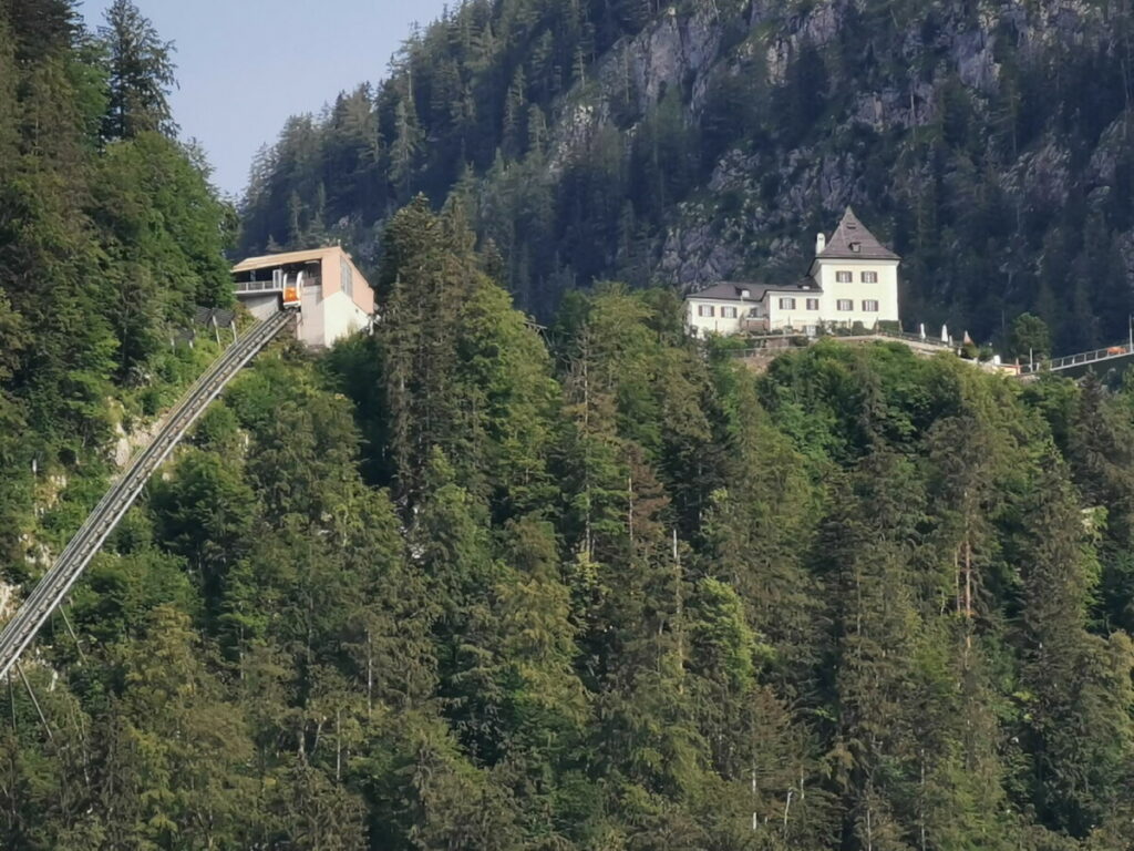 Die Salzbergbahn bringt dich zu den Salzwelten Hallstatt am Berg