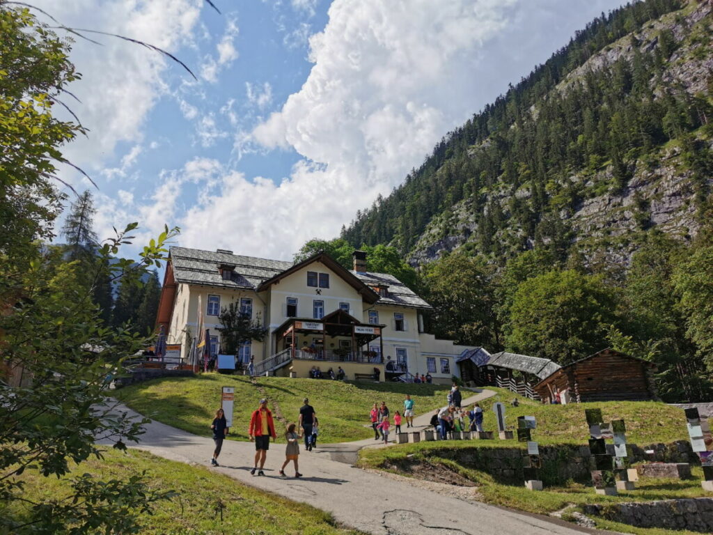Salzbergwerk Hallstatt liegt am Berg - du kannst mit der Bergbahn hinauf fahren oder zu Fuß wandern