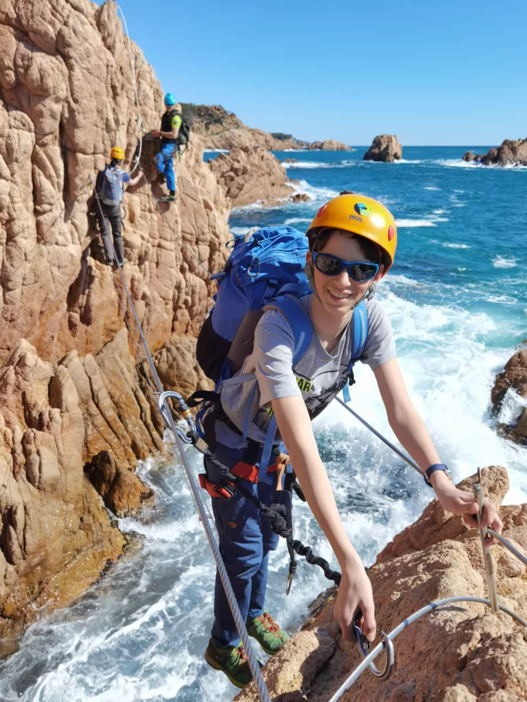 Sehr empfehlenswert in Sant Feliu de Guíxols mit Kindern: Der leichte Klettersteig am Meer