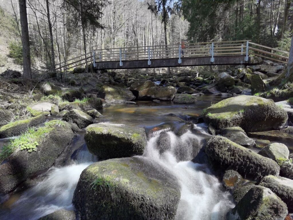 3 Brücken quern die Sausbachklamm Waldkirchen - es ist eine wildromantische Klammwanderung in Bayern