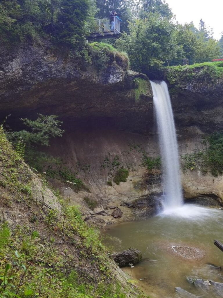 Siehst du links oben die Aussichtplattform? Von dort kannst du auf die Scheidegger Wasserfälle schauen