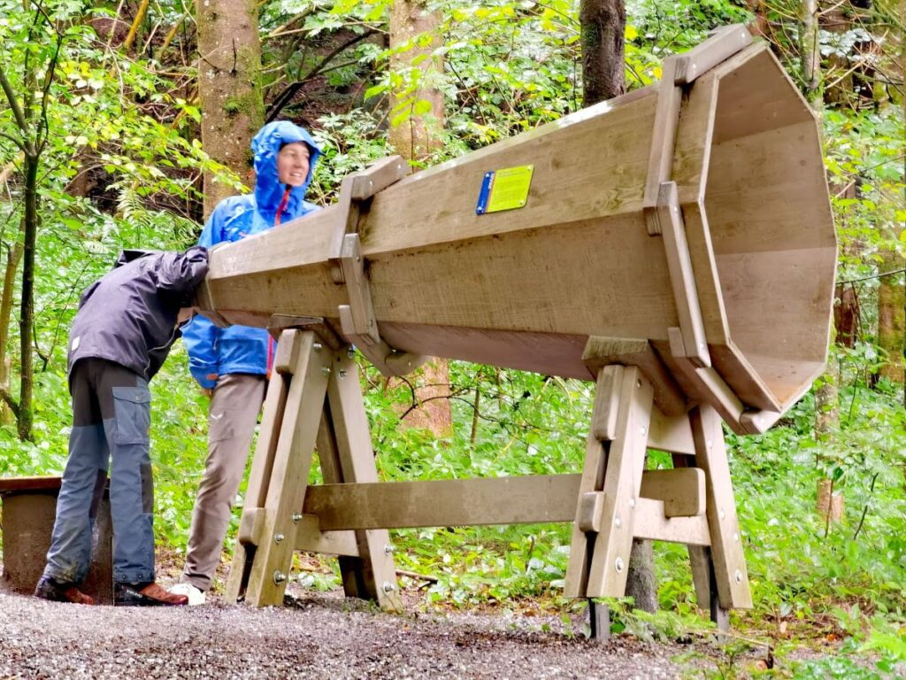 Oberhalb der großen Scheidegger Wasserfälle ist das Hörrohr, daneben der Wasserspielplatz