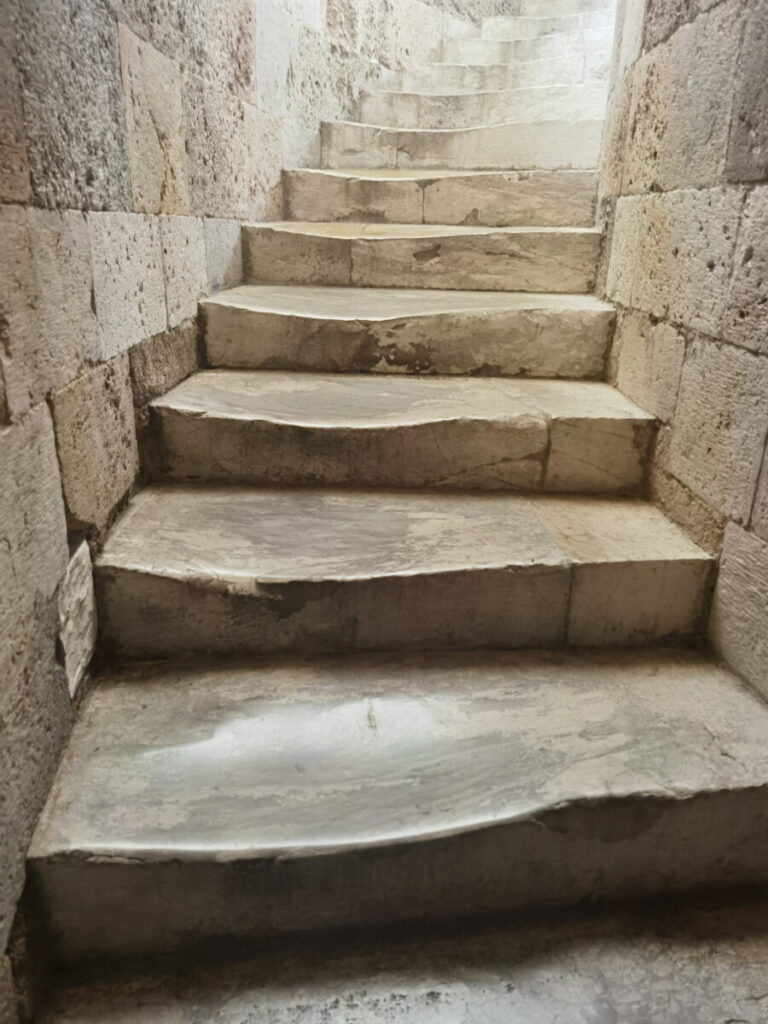 Über diese Stufen aus Marmor geht es nach oben - schau mal wie der Stein verformt ist!
