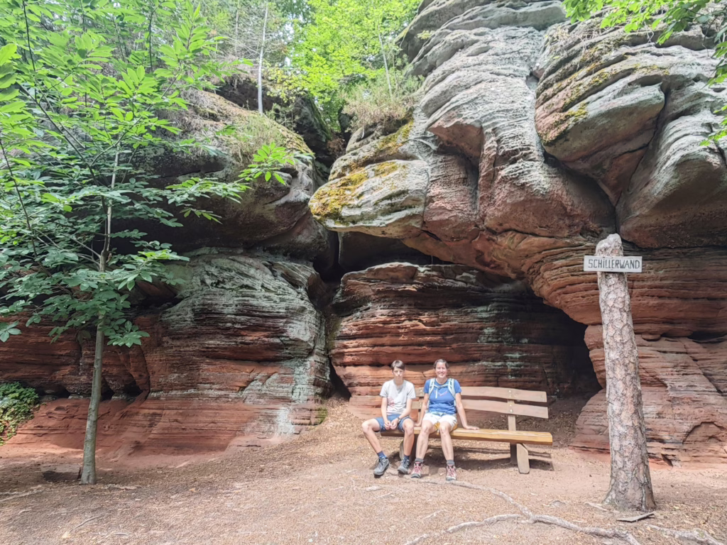 Pauser im Pirmasenser Felsenwald bei der Schillerwand