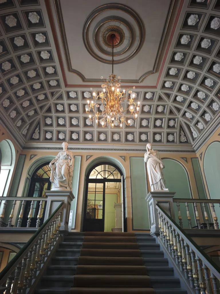 Der herrschaftliche Aufgang im Schloss Ehrenburg