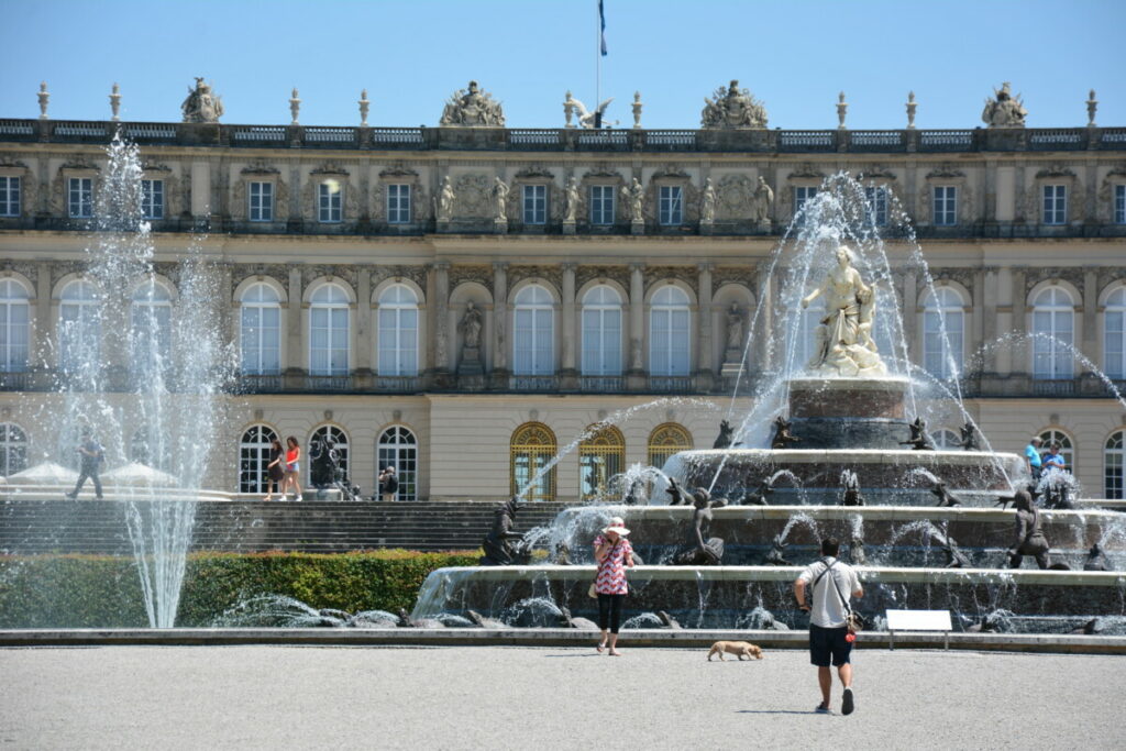 Sehenswerte Wasserspiele am Brunnen auf Schloss Herrenchiemsee