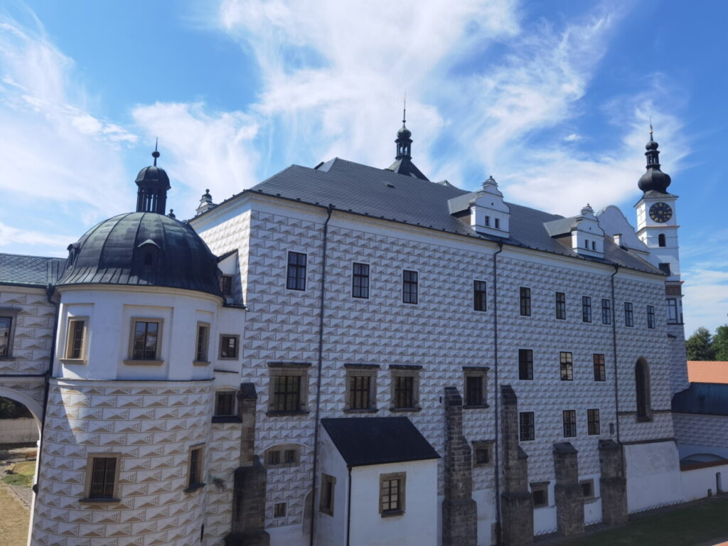 Das Schloss Pardubice wirkt mit seiner weißen Fassade und dem Muster besonders elegant