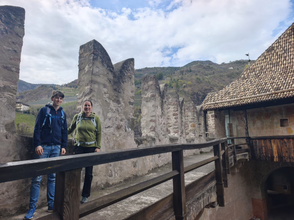 Die Besichtigung von Schloss Runkelstein ist kurzweilig - und führt auch entlang der Zinnen
