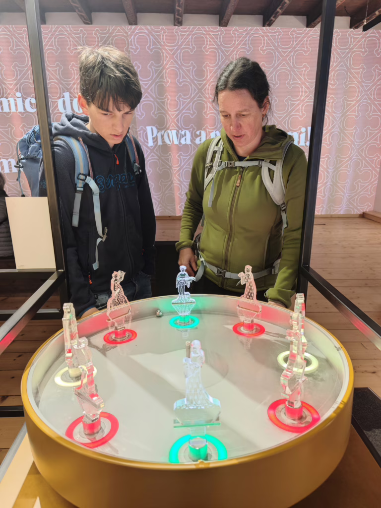 Moderne Ausstellung für Kinder auf Schloss Runkelstein