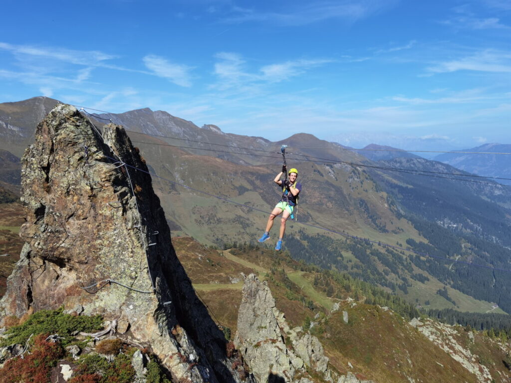 An der Hirschkarspitze bietet der Schlossalm Klettersteig eine längere Seilrutsche