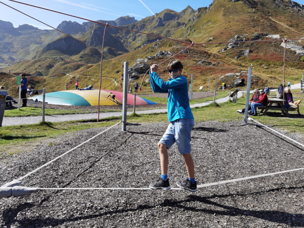 Schlossalm Spielplatz mit Slacklines in verschiedenen Höhen und Varianten