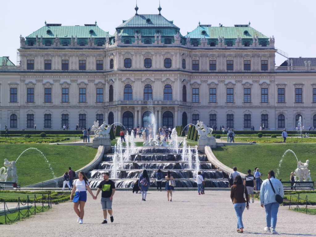 Spaziergang durch den herrschaftlichen Schlosspark Belvedere in Wien mit Kindern