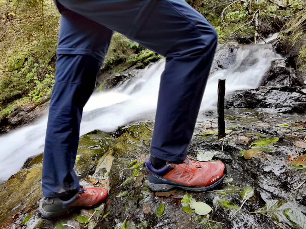 NUR MIT GUTEN WANDERSCHUHEN durch den Schluchtweg Millstatt! Mit unseren Viking Wanderschuhen waren wir gut gerüstet.