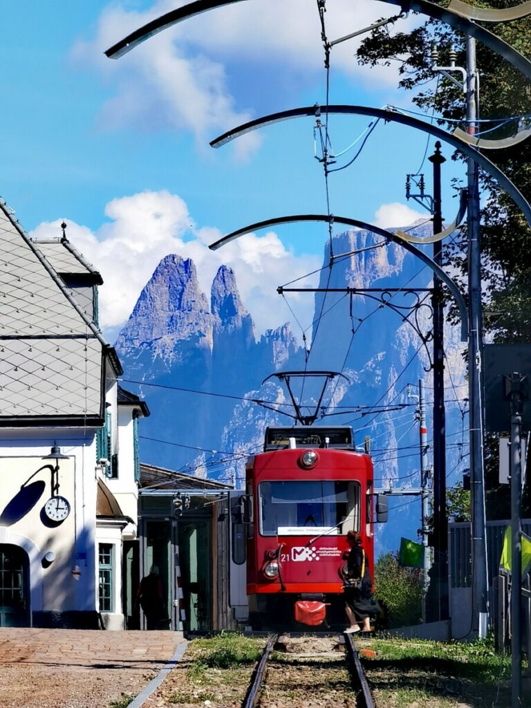 Ausflugsziel und Transportmittel am Hochplateau: Die Schmalspurbahn Ritten