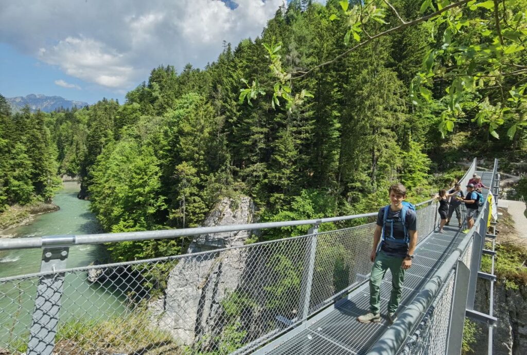 Über die zweite Hängebrücke zurück zum Schmugglerweg wandern