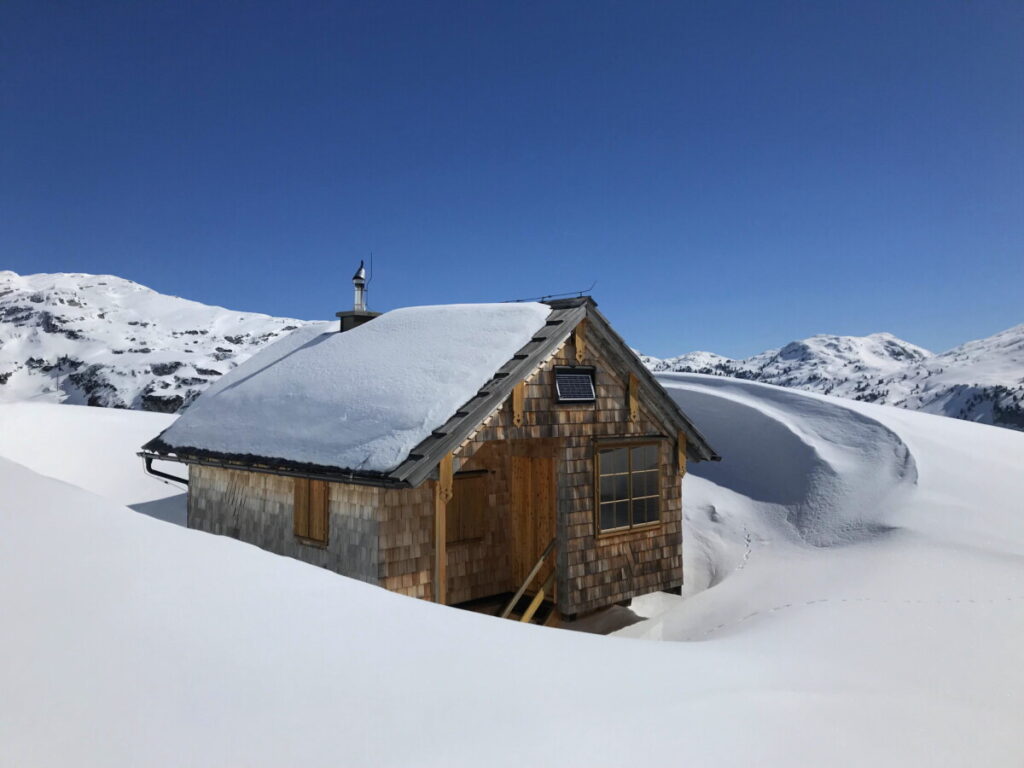 Beim Schneeschuhwandern mit Kindern kannst du auch urige Almen entdecken