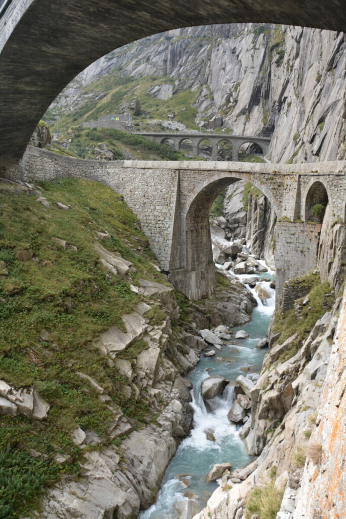 Durch eine Schlucht in der Schweiz wandern mit Kindern