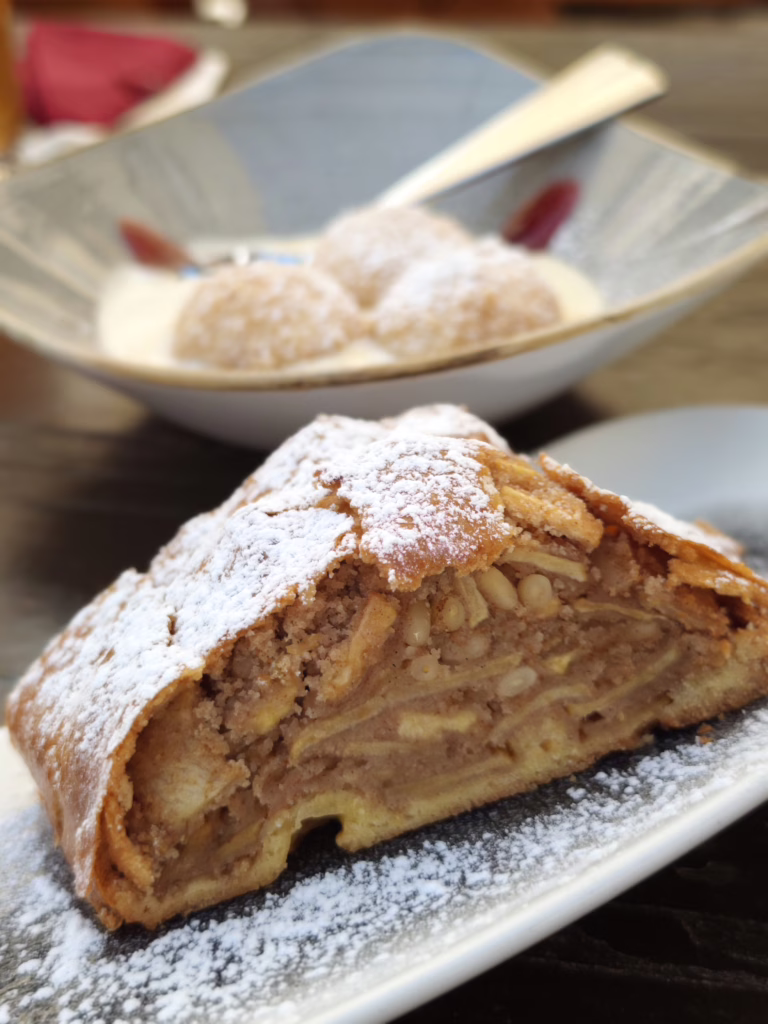 Der Apfelstrudel im Schölzhornhof ist so wie er sein soll!