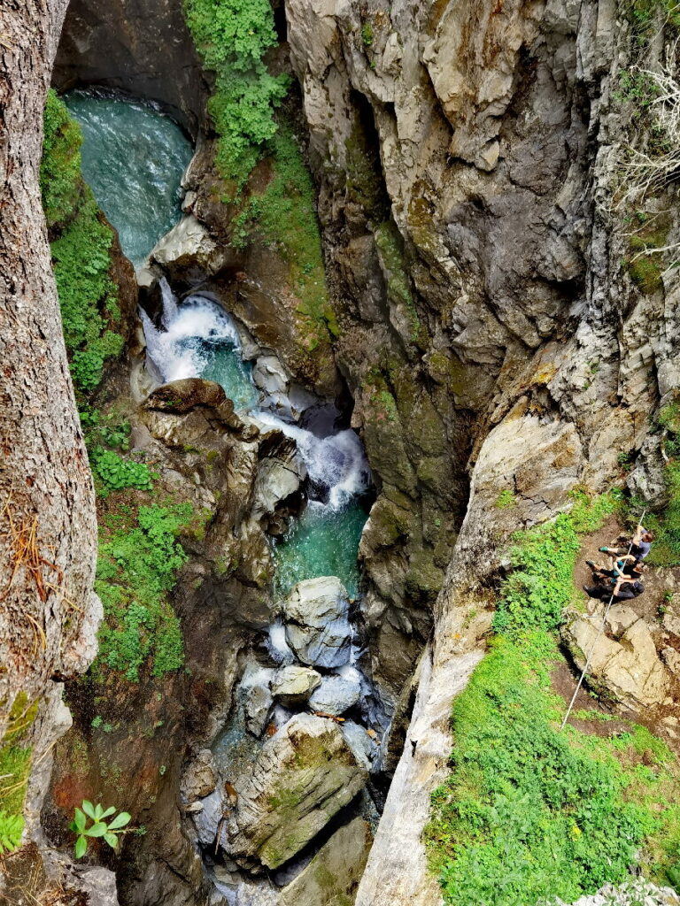 Beeindruckende Zillertaler Wasserfälle in Hintertux - siehst du rechts die kleinen Menschen?