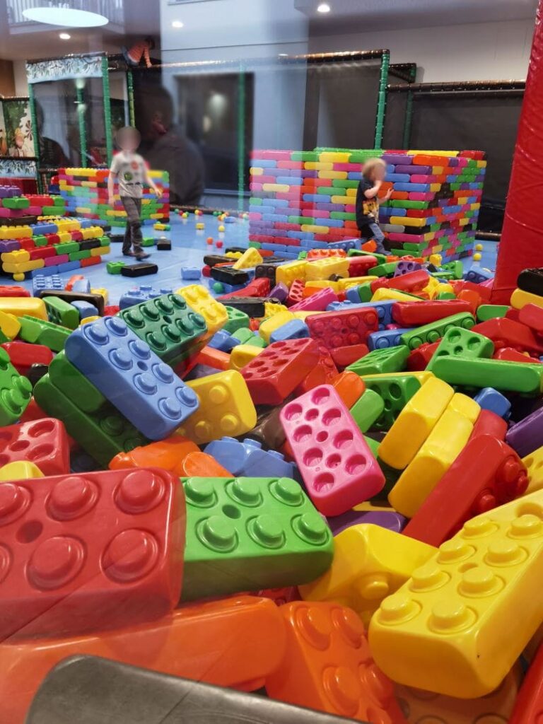 Das Legoland im Schreinerhof - hier können Kinder ein Haus bauen, das größer als sie selbst ist!