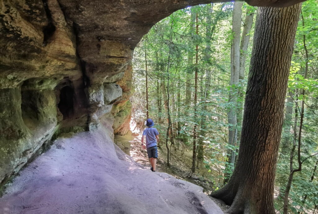 Abenteuerreiche Schwarzachklamm Wanderung mit Kindern - Felsen und Höhlen müssen erkundet werden