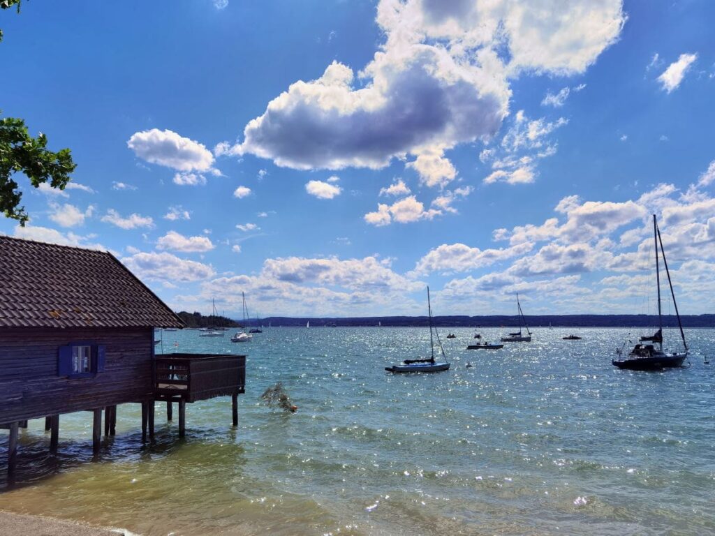 Seen in Bayern - auf der Seepromenade am Ammersee spazieren