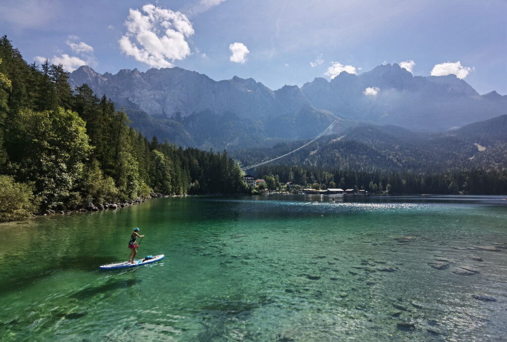 Der Eibsee ist einer der glasklaren Seen in Bayern
