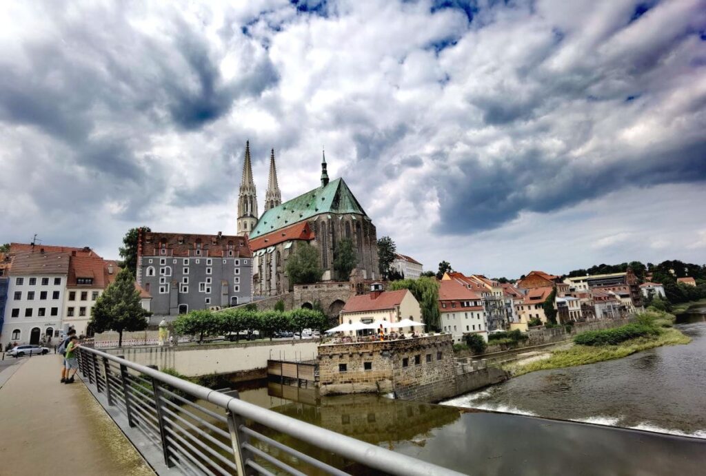 Auf unserem Rundgang durch Görlitz mit Kindern kommen wir auch an die Neisse - sie teilt die Stadt zwischen Deutschland und Polen