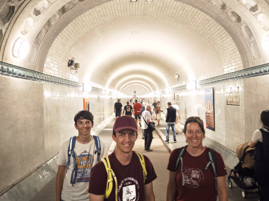 Eine der außergewöhnlichen Sehenswürdigkeiten in Hamburg mit Kindern - der Alte Elbtunnel