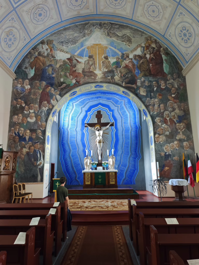 Der Altar mit dem kurischen Blau - und rundherum das außergewöhnliche Fresko mit mehr als 120 Personen