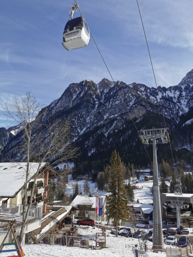 Skigebiet Brandnertal - ab Brand geht´s mit dieser Gondel hinauf. Links im Bild das Familienhotel Lagant