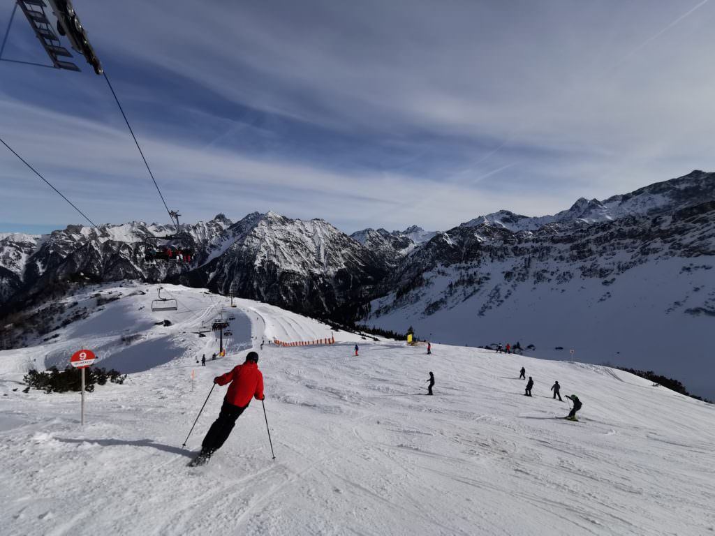 Skigebiet Brandnertal  - vom Glattjoch hast du diesen Ausblick über die Berge in Vorarlberg