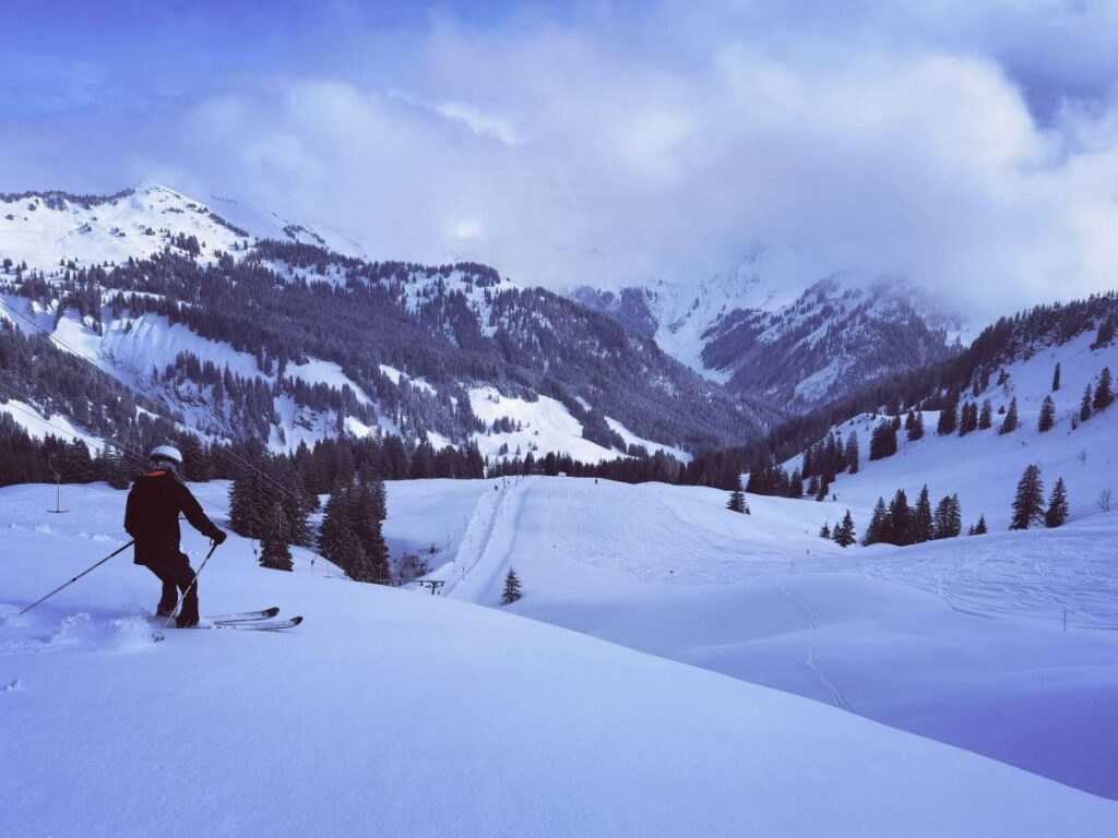 Das Skigebiet Laterns hat auch rote und schwarze Pisten - besonders toll bei Neuschnee im Pulverschnee