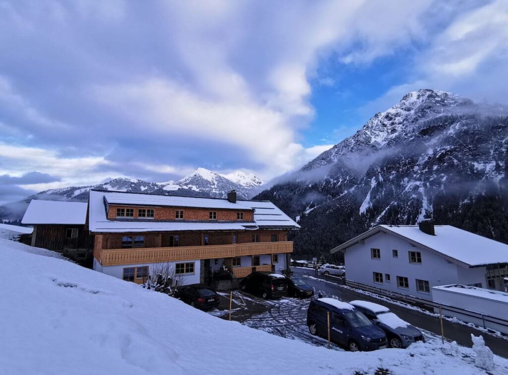 Skihotel an der Piste: Der Rosenhof im Kleinwalsertal liegt traumhaft in den Bergen