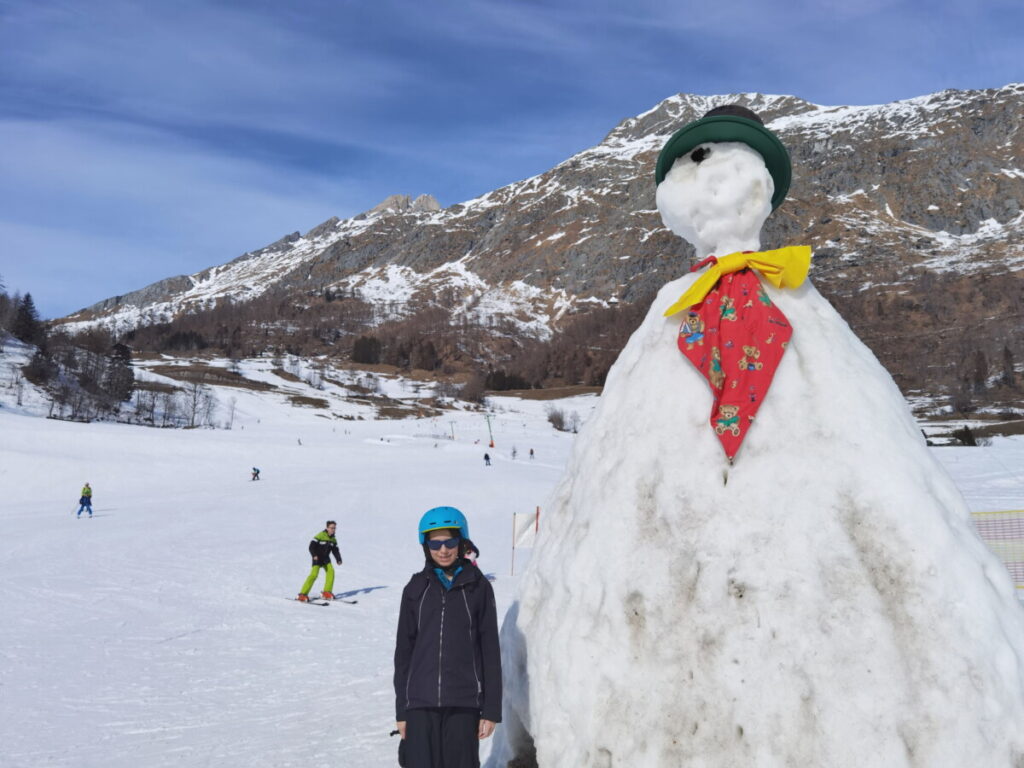 Skiurlaub mit Kindern: Wenn der Schneemann an der Skipiste größer als das Kind ist