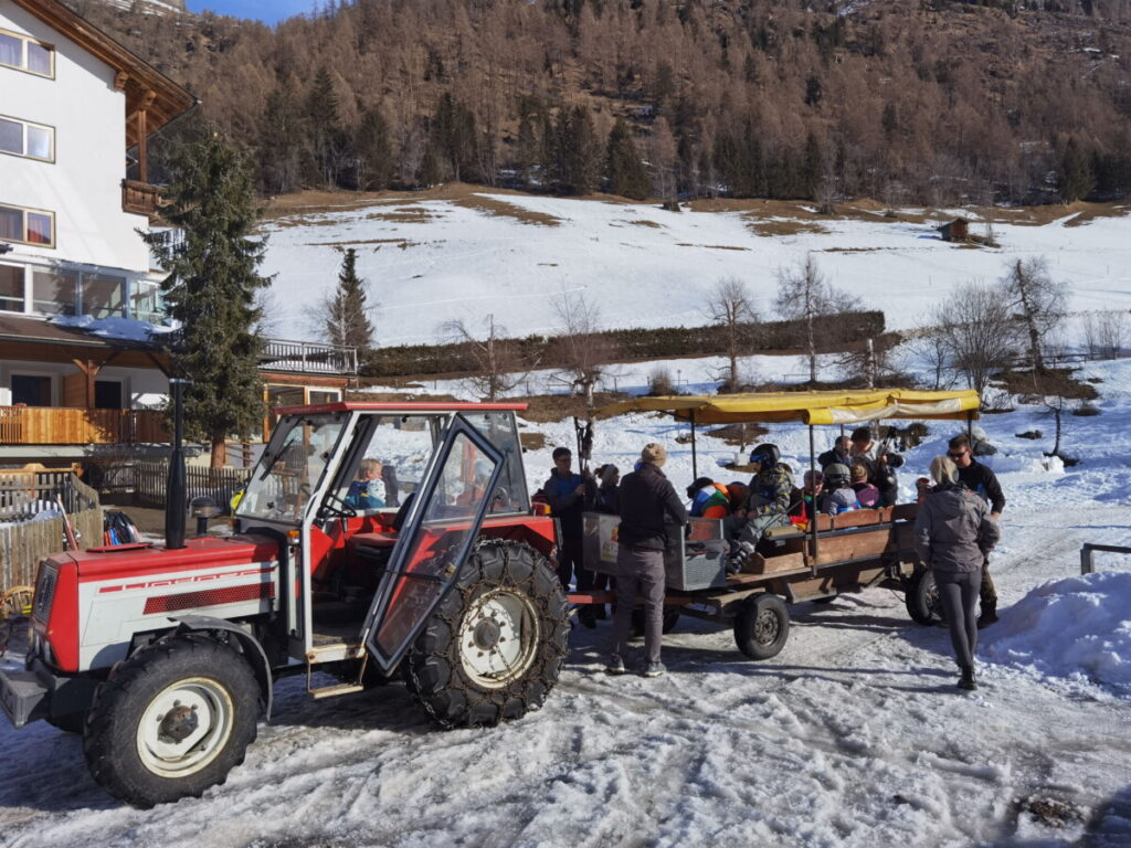 So startet der Tag im Skiurlaub: Mit dem Traktor-Taxi geht´s komfortabel zum Skilift