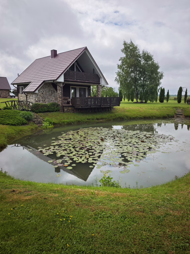 In diesem Haus kannst du auf dem Hof Balta Varna übernachten