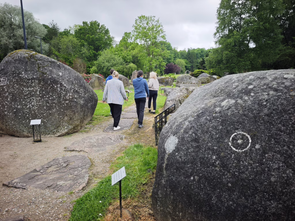 Zum Museum gehört auch ein großer Park mit Steinen