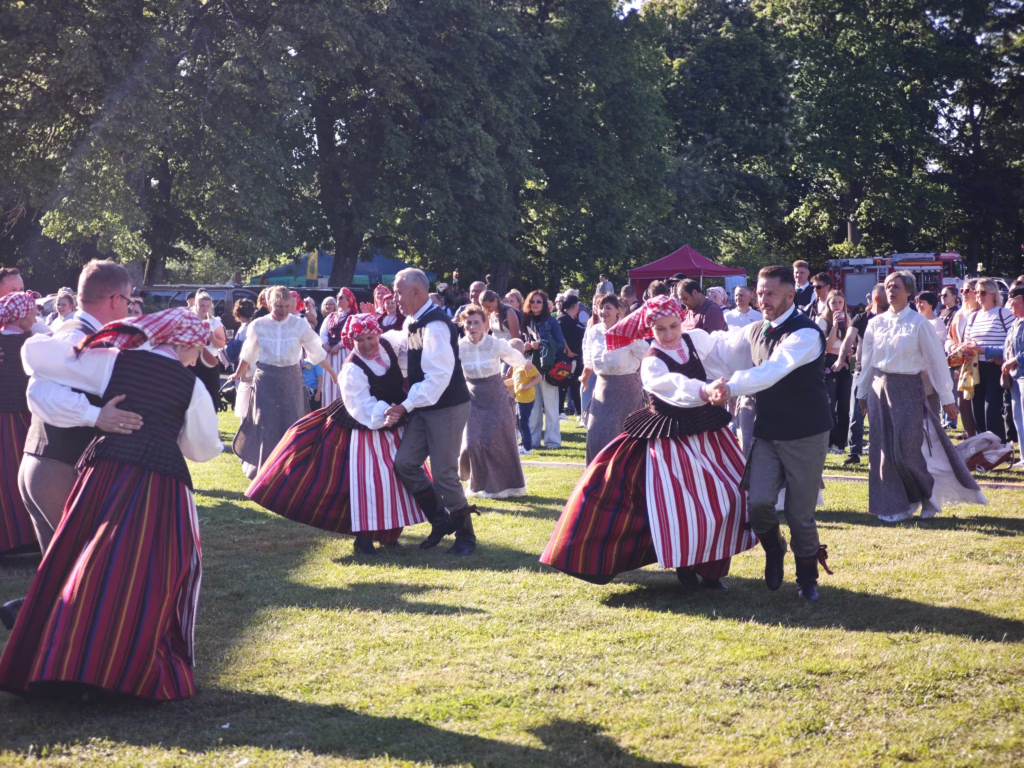 Beim Stadtfest in Skuodas wird auch traditionell getanzt