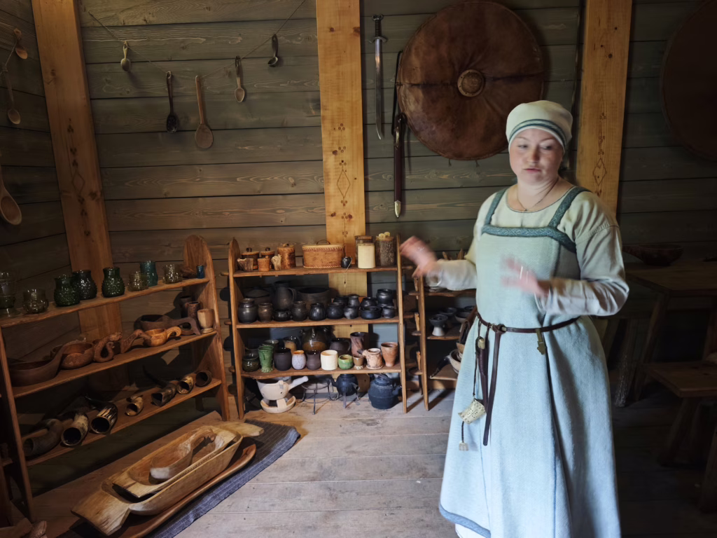 Irma zeigt uns ihr Museum zur Geschichte des kurischen Volkes