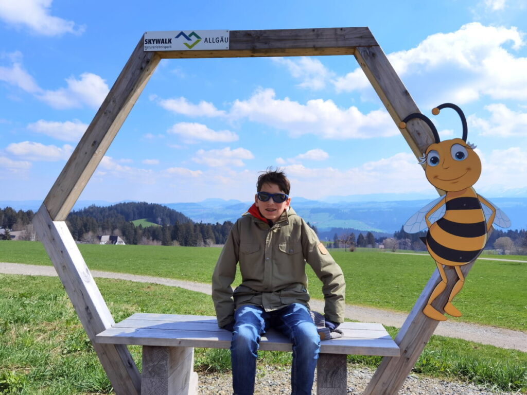 Direkt beim Skywalk Allgäu vor der Kasse: Der Bienenerlebnisweg samt Naturerlebnisgarten