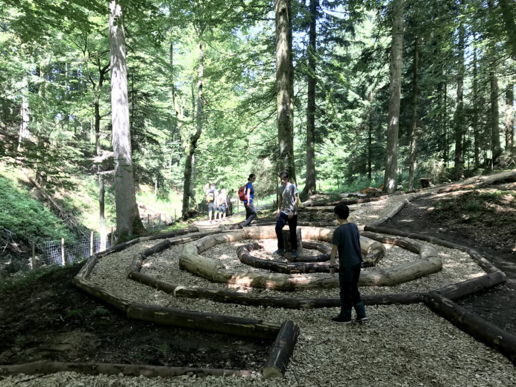  Waldbaden Allgäu - durch das Waldlabyrinth und dann zu den Liegen im Wald