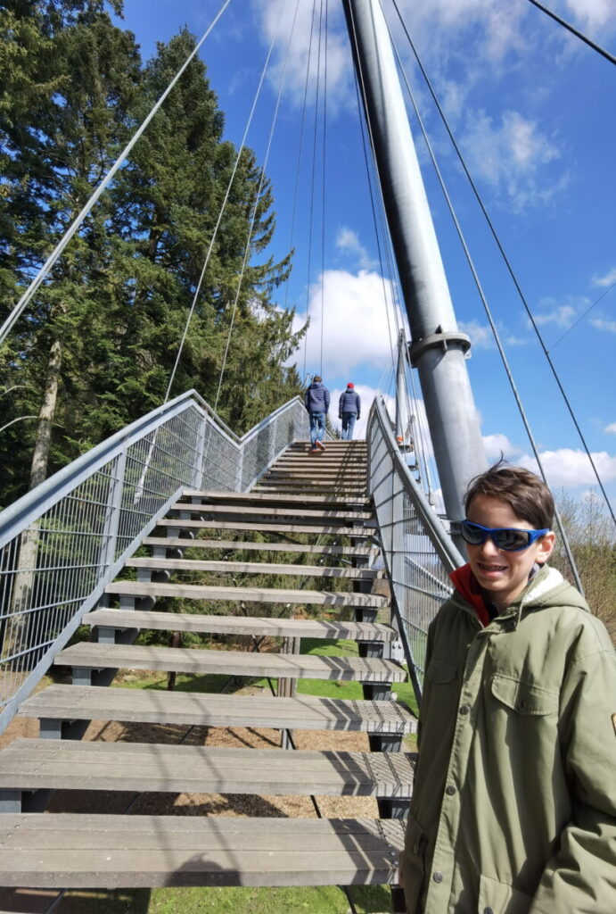 Der Aufgang auf den Skywalk Scheidegg erfolgt über diese Stufen - oder den Aufzug