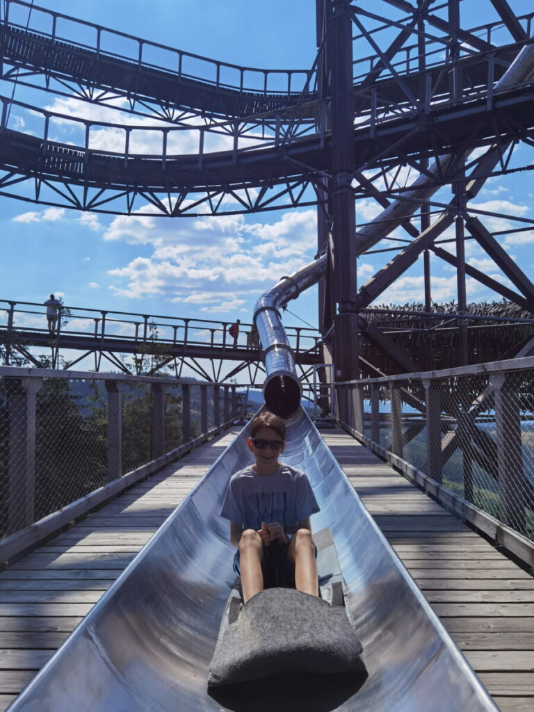 Mit der Rutsche geht vom Skywalk schnell hinunter