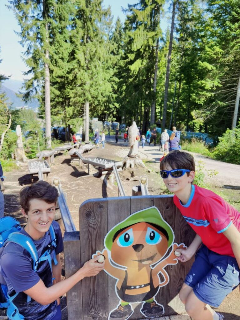 Wandern mit Kindern in Bayern mit Spielplatz: Am Söllereck lockt die außergewöhnliche Kugelbahn