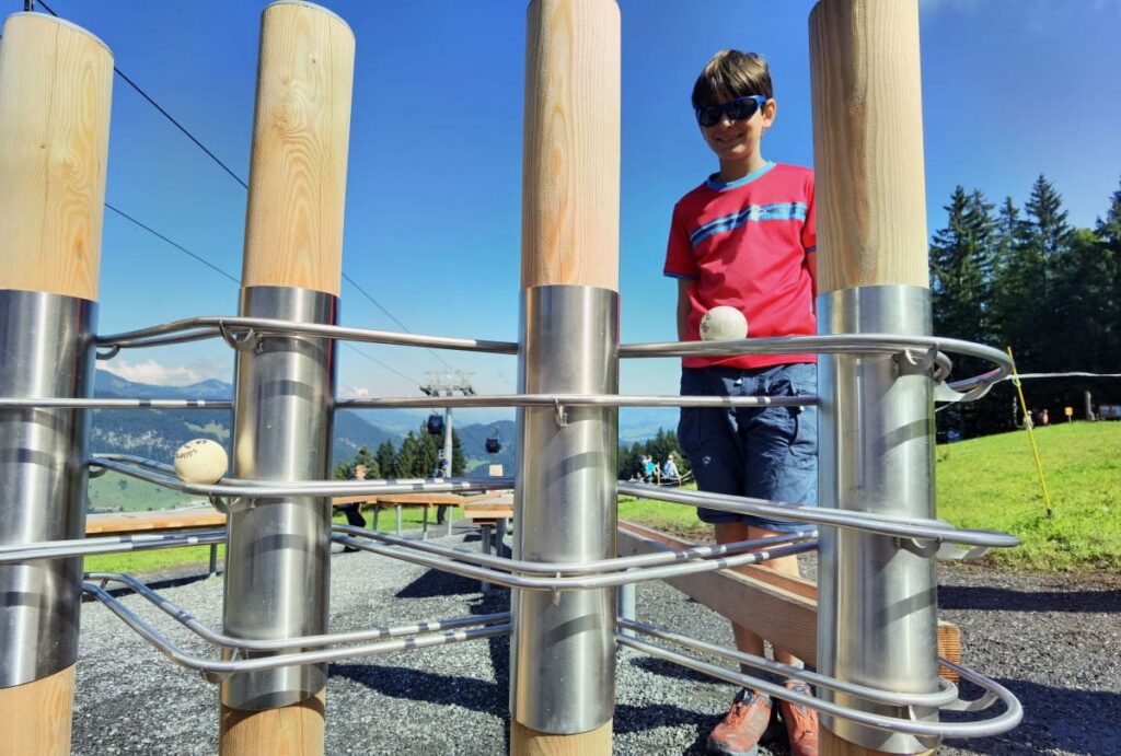 Eine der kurzweiligsten Wanderungen in Vorarlberg mit Kindern: Entlang der Söllereck Kugelbahn