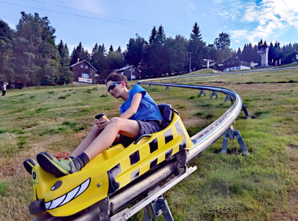 Die Sommerrodelbahn im Sportresort Kliny ist richtig schnell!