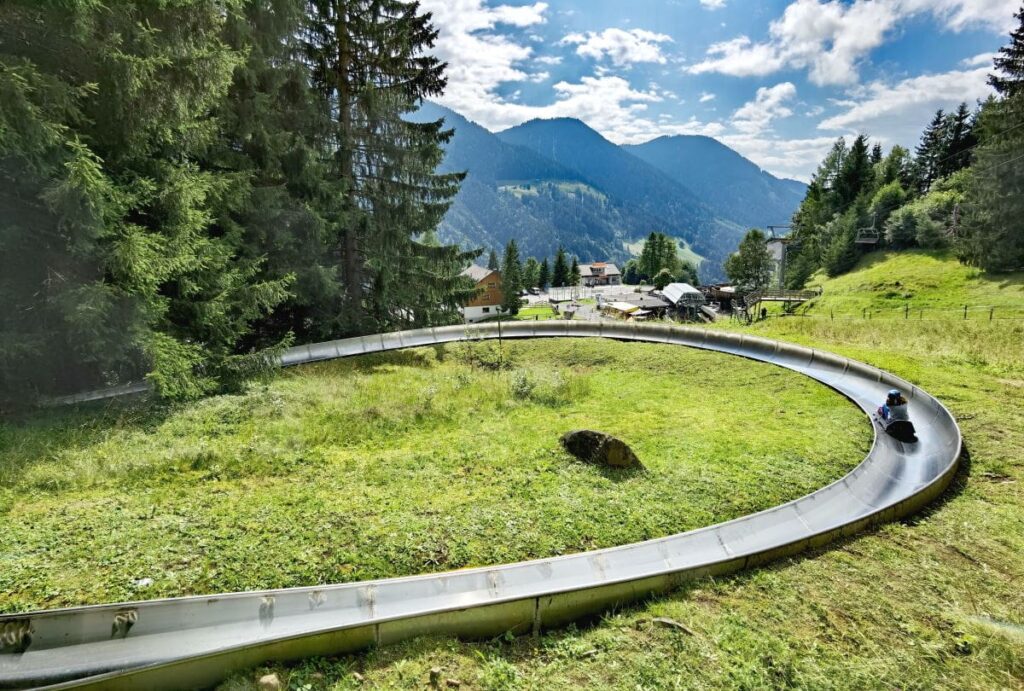 Sommerrodelbahn Laterns - weite Kurven mit Bergpanorama