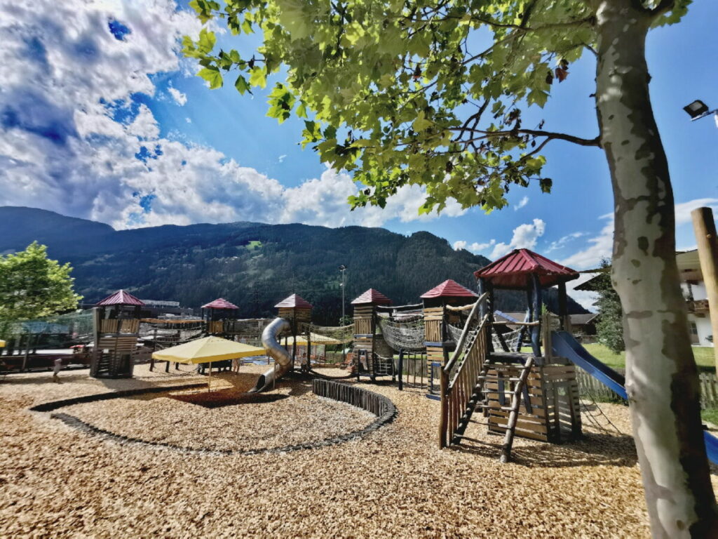 Zum Warten bei der Sommerrodelbahn Zillertal - oder für die kleinen Geschwister - der Spielplatz