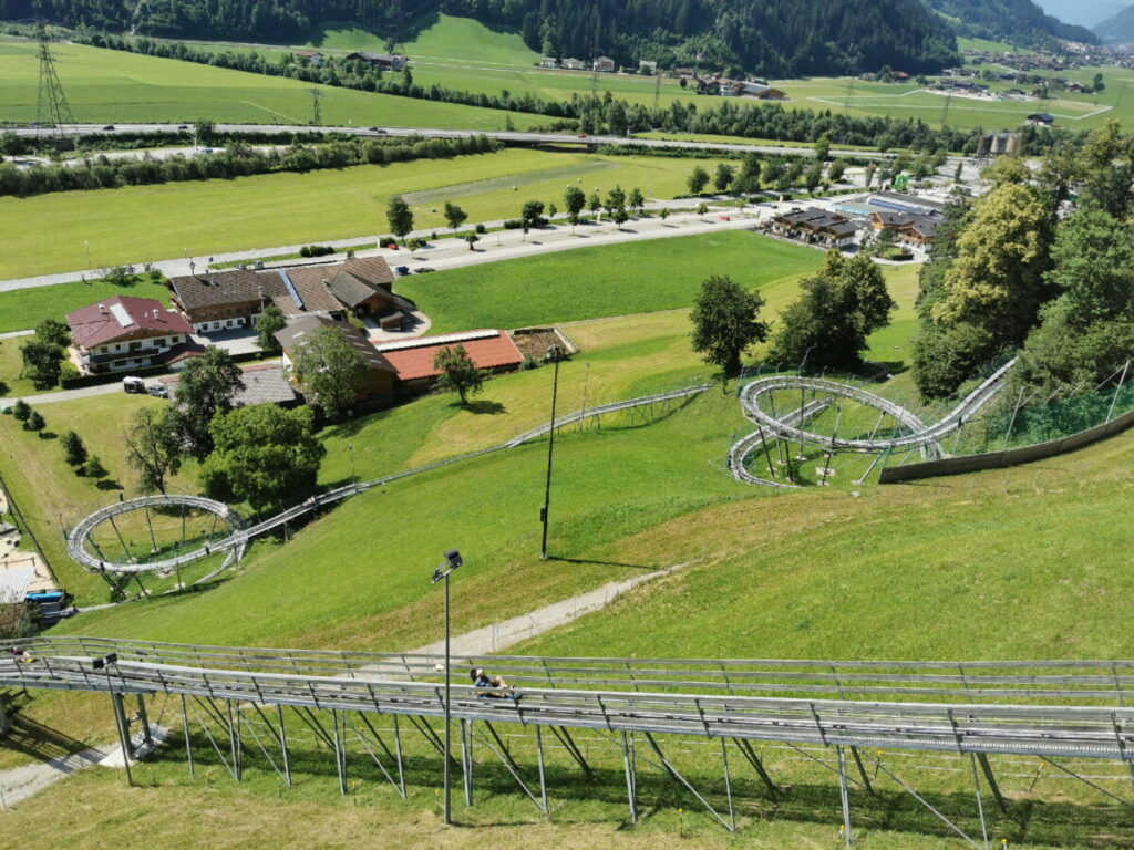 Hier die Strecke der Sommerrodelbahn Zillertal von oben gesehen: Links unten im Bild die Auffahrt, rechts die beiden Kreisel fährst du hinunter